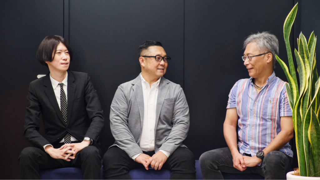 写真左から、弊社 太田哲也、KDDI xG Networks株式会社の林健一様、望月隆広様
